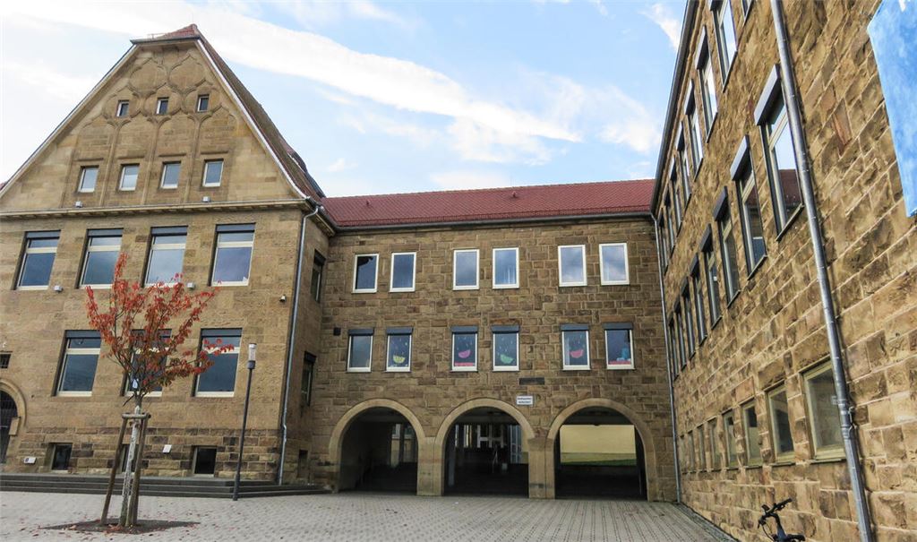 Die Stadt Knittlingen muss sparen: Eine Neugestaltung des Schulhofs an der Faustschule muss ebenso von der Wunschliste gestrichen werden wie viele andere Maßnahmen. Fotos: Archiv/Becker