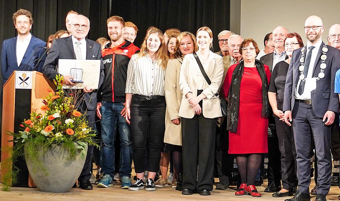 Die Stadt Knittlingen vereint an ihrem Ehrungsabend erfolgreiche Sportlerinnen und Sportler und sozial und kulturell engagierte Bürgerinnen und Bürger auf der Bühne. Das Bild zeigt einen Ausschnitt der Geehrten. Fotos: privat