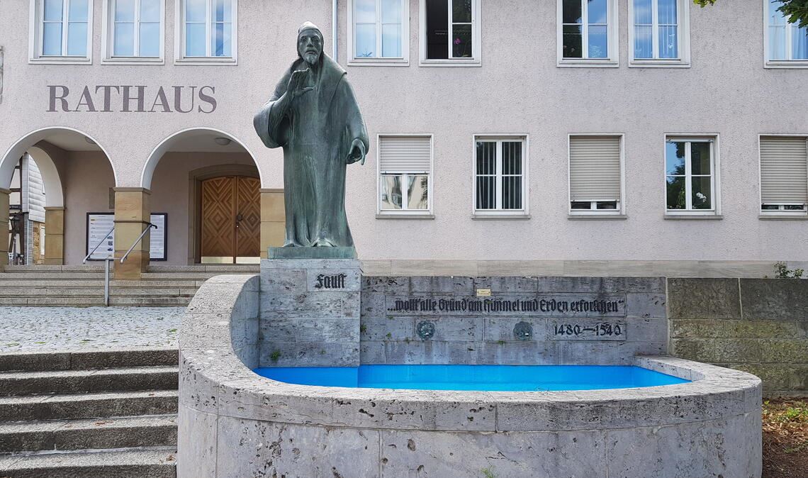 Die Stadt Knittlingen würde sich angesichts der prekären Finanzlage einen Alchemisten wie Faust wünschen – allerdings nur, wenn der tatsächlich Gold machen könnte. Foto: Archiv