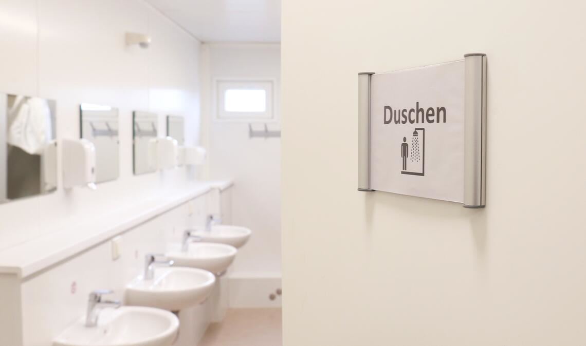 Die Stadt Mühlacker plant wegen sinkender Flüchtlingszahlen, Kapazitäten im Bereich der Unterbringung abzubauen. Die Container am Bahnhof sollen jedoch bleiben. Foto: Archiv