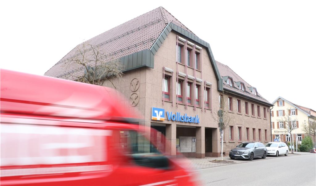 Die Stadt kauft das Volksbankgebäude samt dem dazugehörigen Grundstück. Fotos: Disselhoff (2), Fotomoment (ganz unten)