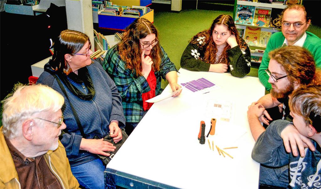 Die Stadtbücherei als Ort der Begegnung: Im „Escape Room“ wird gerätselt. Fotos: Stahlfeld
