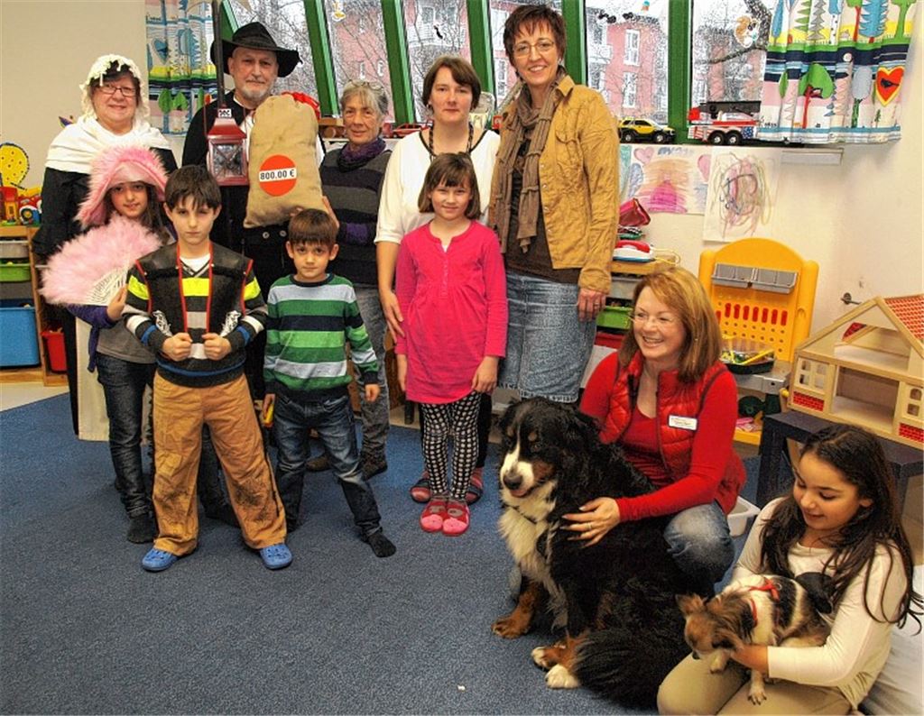 Die Stadtführer Ingrid und Rainer Wallinger und Sonngard Bodner (v. li.) bringen einen Geldsack ins Mehrgenerationenhaus.
