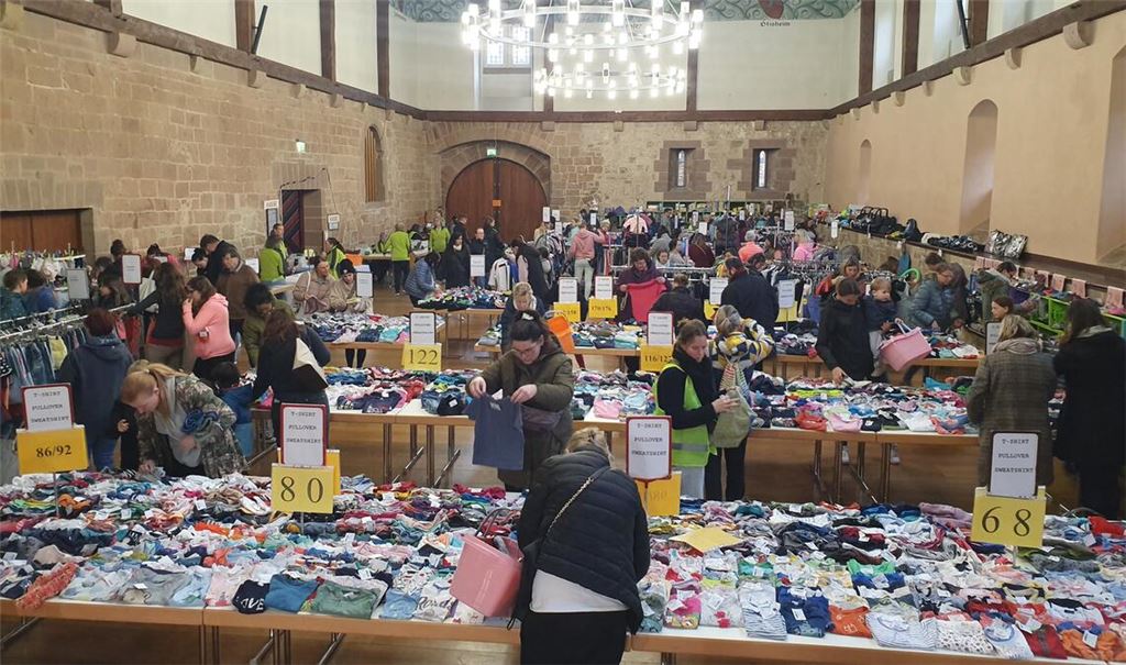 Die Stadthalle wird vorübergehend zum Warenhaus. Das Angebot ist zuletzt um Kleidung für Jugendliche erweitert worden. Fotos: Schröder