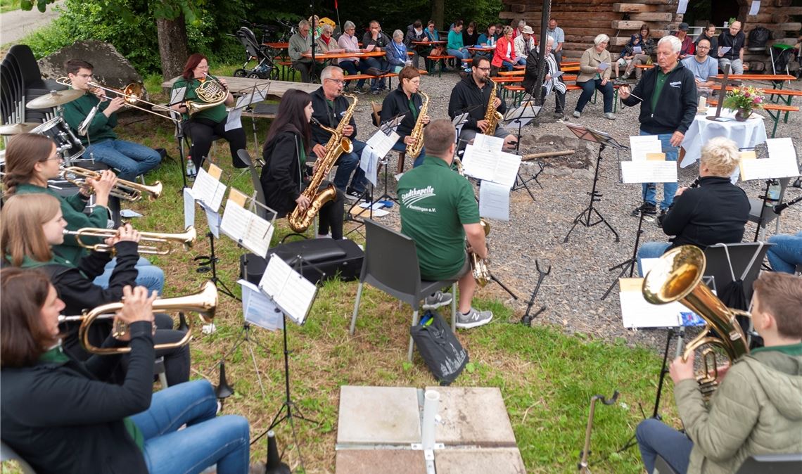 Vereine im Enzkreis bieten buntes Rahmenprogramm zum Vatertag Die Stadtkapelle Knittlingen untermalt den Auftakt des Staigfests, einen Gottesdienst mit Pfarrer Lukas Frei, musikalisch. Fotos: Fotomoment