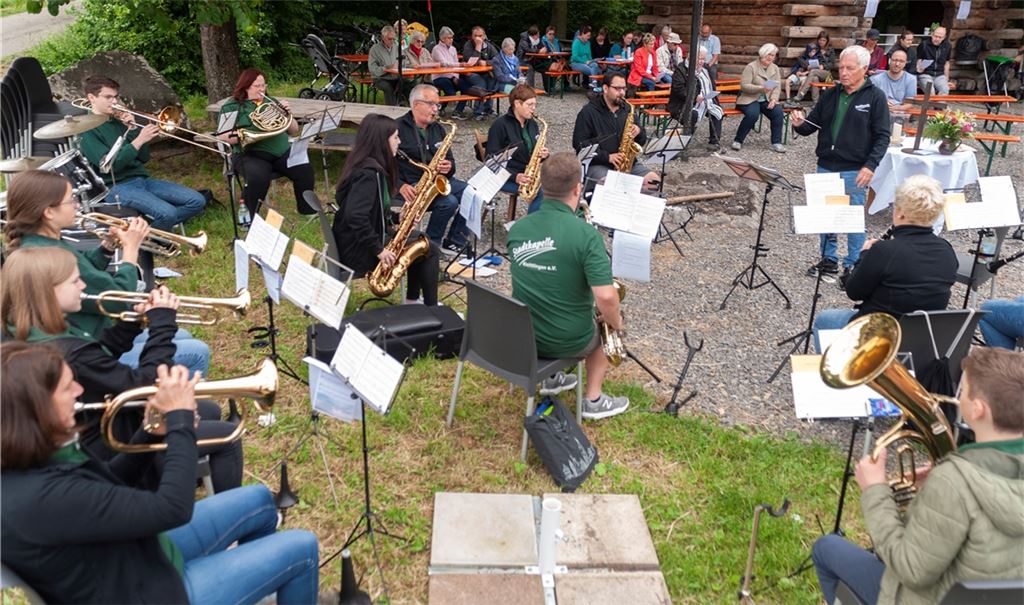 Die Stadtkapelle Knittlingen untermalt den Auftakt des Staigfests, einen Gottesdienst mit Pfarrer Lukas Frei, musikalisch. Fotos: Fotomoment