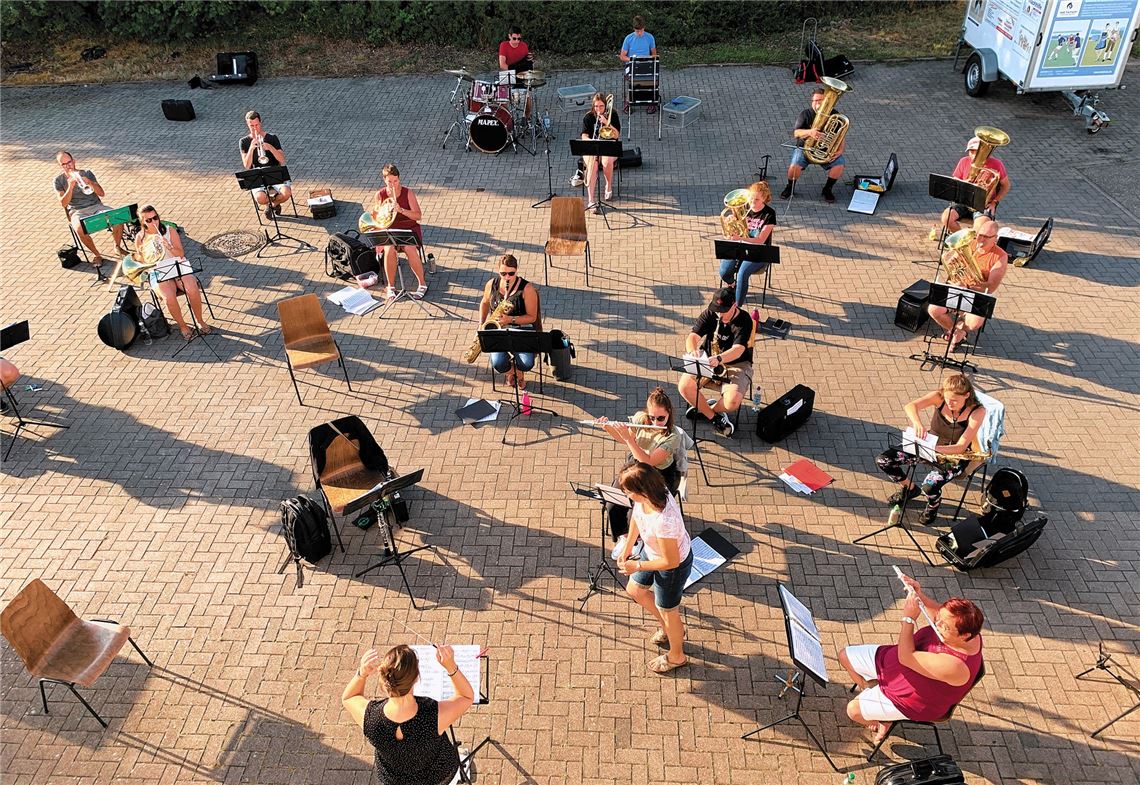 Die Stadtkapelle Maulbronn (großes Bild) übt unter freiem Himmel. Auch wenn Corona vieles verändert und Auftritten lange Zeit einen Riegel vorgeschoben hat: Die Arbeit geht den Musikvereinen nicht aus. In Illingen werden Proberäume für den musikalischen Nachwuchs renoviert. Ab Herbst gibt es an der Schule in Illingen wieder eine Bläserklasse. Wann der Musikverein Mühlacker, wie auf dem Archivbild rechts zu sehen, bei Veranstaltungen wie den Sommerevenz wieder aktiv werden kann, steht im Moment noch in den Sternen.privat, Stahlfeld