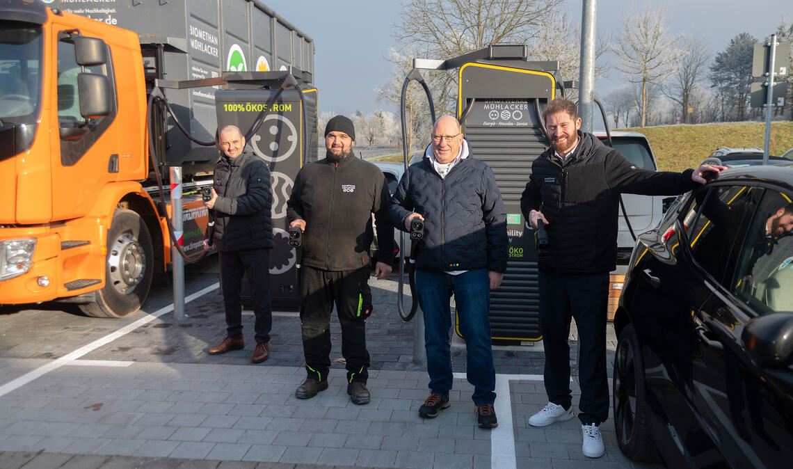 Die Stadtwerke Mühlacker – Roland Jans (v.li.), Thomas Stricker, Uwe Pfisterer und Sören Genthner – nehmen nicht nur einen neuen Ladepark an der Uhlandstraße in Betrieb, sondern testen gleichzeitig einen vollelektrischen Lastwagen, der rund um die Biomethananlage zum Einsatz kommt. Foto: Fotomoment