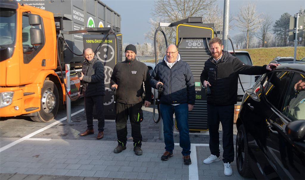Die Stadtwerke Mühlacker – Roland Jans (v.li.), Thomas Stricker, Uwe Pfisterer und Sören Genthner – nehmen nicht nur einen neuen Ladepark an der Uhlandstraße in Betrieb, sondern testen gleichzeitig einen vollelektrischen Lastwagen, der rund um die Biomethananlage zum Einsatz kommt. Foto: Fotomoment