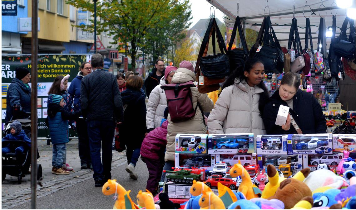 Die Stände der Geschäfte und des Krämermarkts laden auf der gesamten Bahnhofstraße zum Bummeln und zum Stöbern ein. Fotos: Stahlfeld