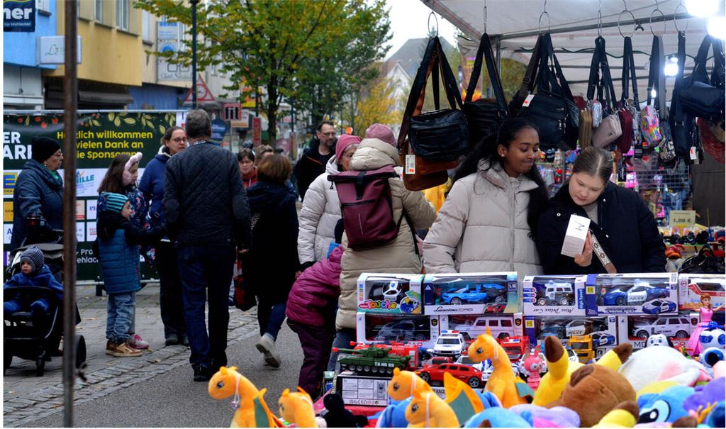 Die Stände der Geschäfte und des Krämermarkts laden auf der gesamten Bahnhofstraße zum Bummeln und zum Stöbern ein. Fotos: Stahlfeld