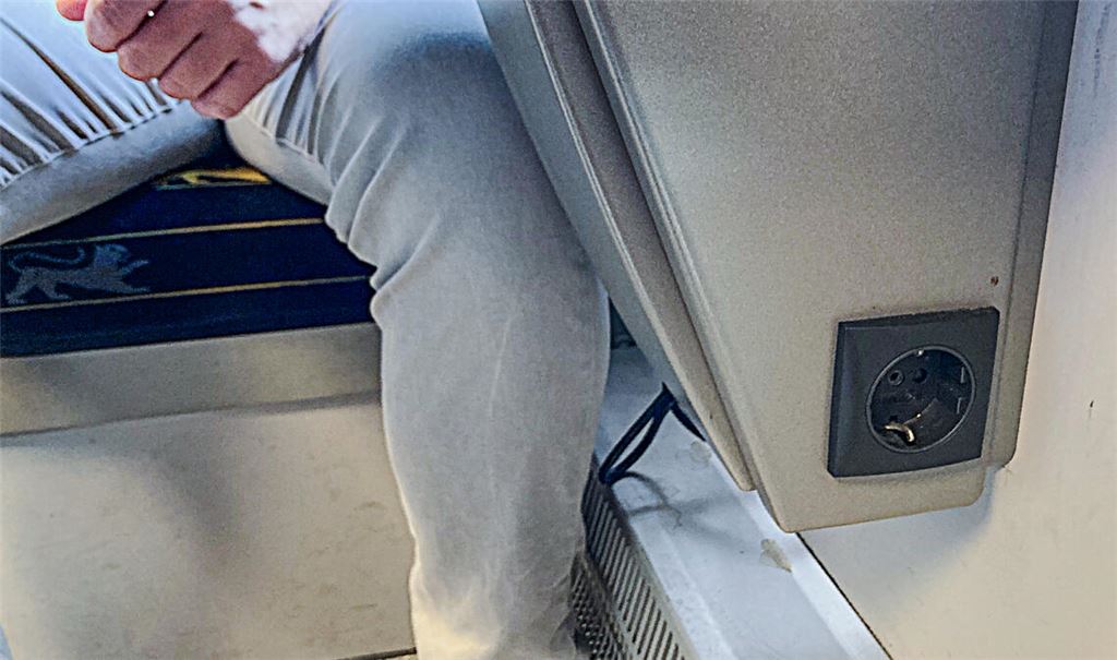 Die Steckdosen im Interregio-Express liegen teilweise etwas verborgen. Fahrgästen rät die Bundespolizei dazu, sie vor der Benutzung kurz in Augenschein zu nehmen. Foto: Wewoda