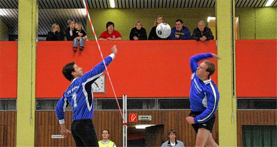 Die Stehplätze an der Balustrade reichen beim Faustball, hier ein Match zwischen TSV Ötisheim (re.) und TV Enzberg, noch aus. Doch wenn beim Kids Cup der Fußballabteilung über 40 Jugendmannschaften zum Hallenturnier in der Sporthalle Ötisheim antreten, drängen sich die die Eltern um die beste Sicht aufs Geschehen. Dann heißt es Zuschauen im Schichtbetrieb. Archivfoto: Eigner