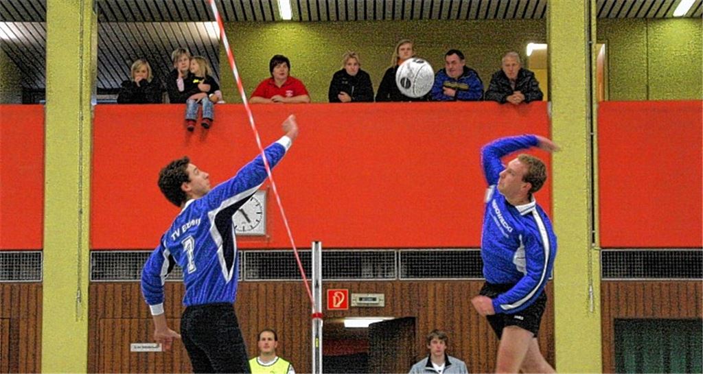 Die Stehplätze an der Balustrade reichen beim Faustball, hier ein Match zwischen TSV Ötisheim (re.) und TV Enzberg, noch aus. Doch wenn beim Kids Cup der Fußballabteilung über 40 Jugendmannschaften zum Hallenturnier in der Sporthalle Ötisheim antreten, drängen sich die die Eltern um die beste Sicht aufs Geschehen. Dann heißt es Zuschauen im Schichtbetrieb. Archivfoto: Eigner