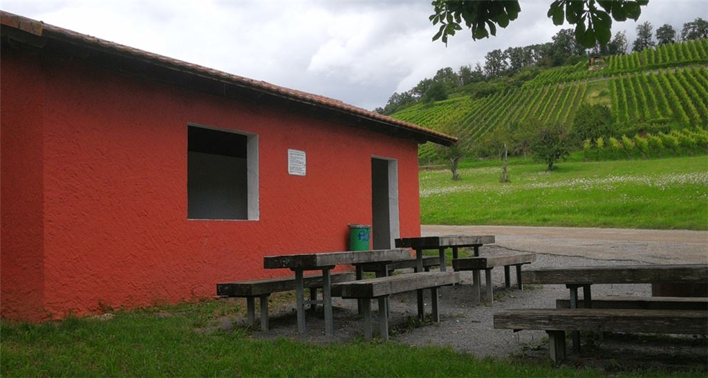 Die Steinhütte Kelterle bei Lienzingen mit ihrem Grillplatz.privat