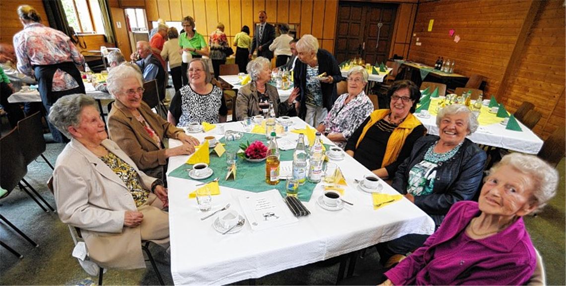 Die Sternenfelser Senioren erleben im Bürgersaal einen gemütlichen Nachmittag mit der Gelegenheit zu netten Gesprächen.