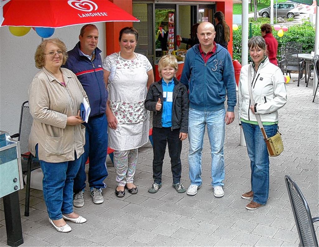 Die Sternenfelser, auf dem Bild Ursula Lehn und Andreas Burger (Freibadverein, v.li.), Bürgermeisterin Sigrid Hornauer (re.), Kiosk-Pächterin Natalia Meinert mit Sohn Tobias und Ehemann Krystian Meinert, sind zur Freibaderöffnung noch an Land geblieben.