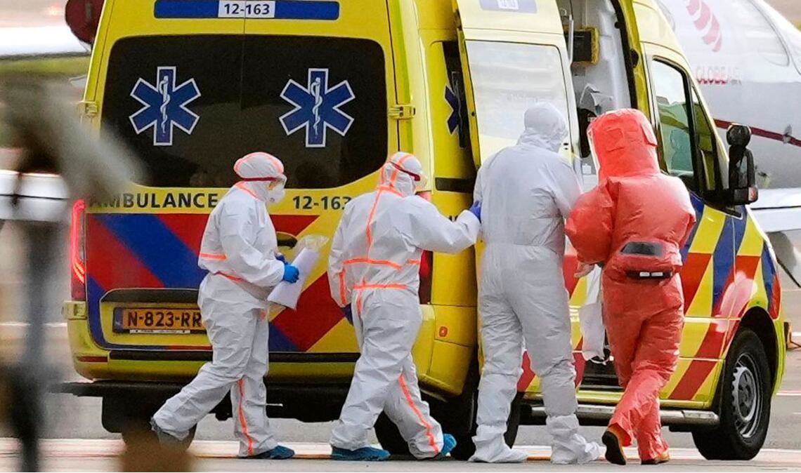 Die Stewardess wurde mit Krankheitssymptomen in ein Krankenhaus in Amsterdam eingeliefert.