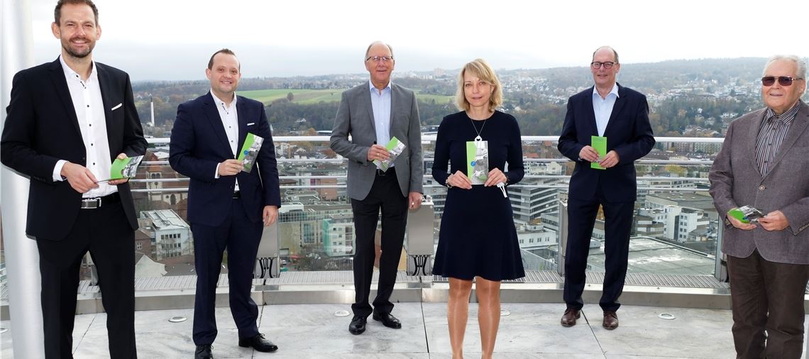 Die Stiftung Lebenshilfe freut sich über eine 25000 Euro-Spende des Landkreises für das Projekt inklusive Spielplätze. Im Bild (vli.): Landrat Bastian Rosenau, Manuel Linkenheil, Georg Kappler (beide Vorstand Lebenshilfe), Projektleiterin Yvonne Alvarez, Sparkassenchef Stephan Scholl und Dr. Uwe Arndt, Lebenshilfe. Foto: Sparkasse Pforzheim Calw, Andreas Laich