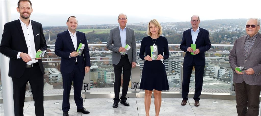 Die Stiftung Lebenshilfe freut sich über eine 25000 Euro-Spende des Landkreises für das Projekt inklusive Spielplätze. Im Bild (vli.): Landrat Bastian Rosenau, Manuel Linkenheil, Georg Kappler (beide Vorstand Lebenshilfe), Projektleiterin Yvonne Alvarez, Sparkassenchef Stephan Scholl und Dr. Uwe Arndt, Lebenshilfe. Foto: Sparkasse Pforzheim Calw, Andreas Laich