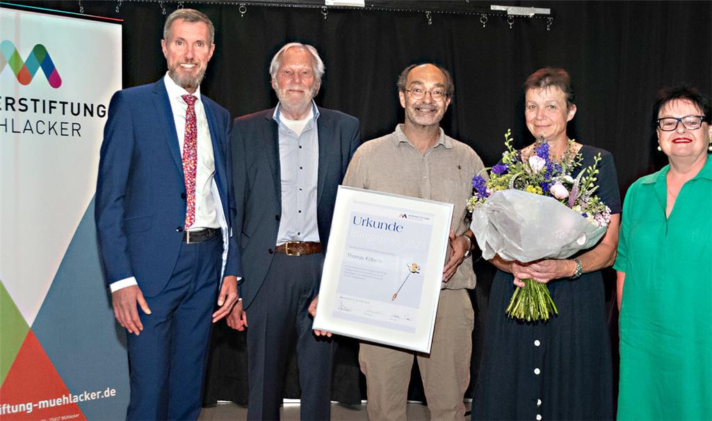 Die Stiftungsvorstände der Bürgerstiftung Mühlacker Martin Sailer (v.li.), Wolf-Dieter Fuchslocher und Elsbeth Rommel (re.) übergeben den Bürgerpreis 2023 im Jugendhaus ProZwo an Thomas Köberle (Mitte), der von seiner Frau Regina begleitet wird. Fotos: Fotomoment