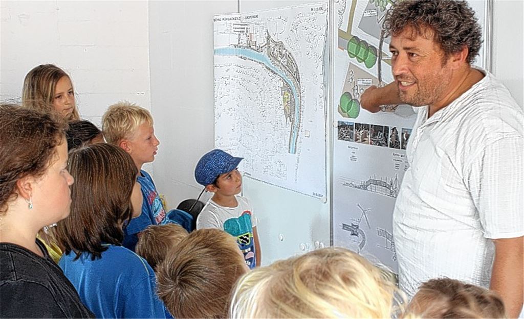 Die Stimme der jungen Berater hat Gewicht: Bei einem Workshop mit Planer Bernhard Hanel können die Kinder ihre Wünsche für den neuen Spielplatz auf dem Gartenschaugelände äußern.