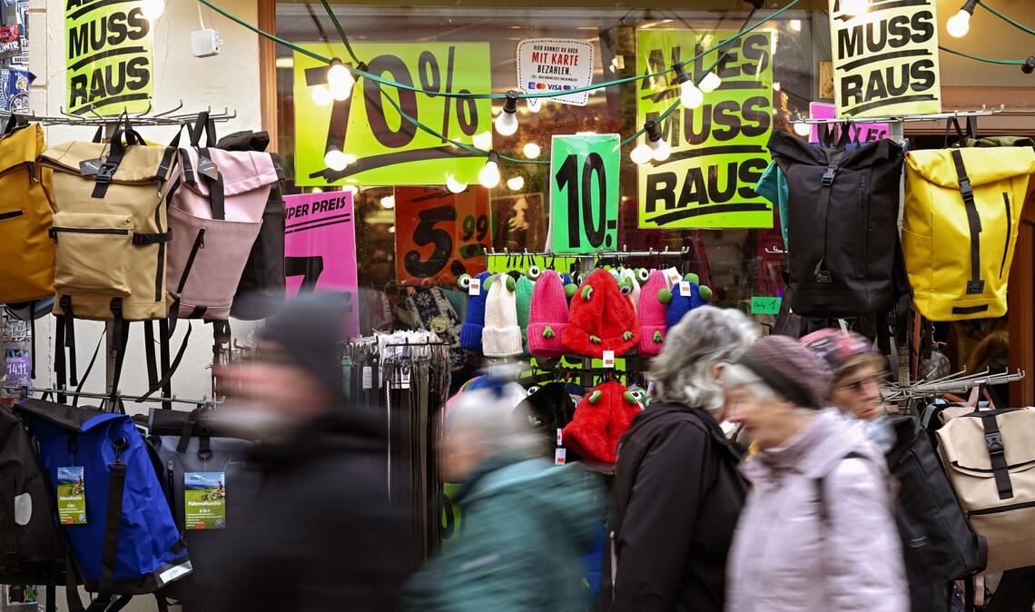 Die Stimmung der deutschen Verbraucher wird wegen des Krieges im Iran und seiner Folgen immer schlechter (Symbolbild).