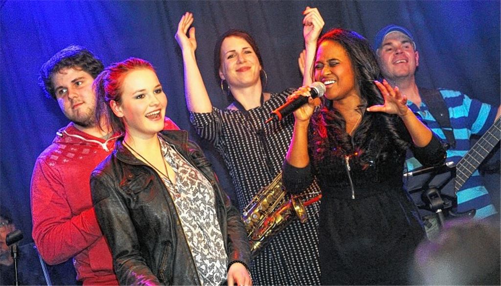 Die Stimmung passt: Bei Miss Kavilas „Valentines Special“ geben Louis Leibfried, Caro Trischler, Michelle Labonte, Miss Kavila und Jörg Feser (v.li.) ihr Bestes.