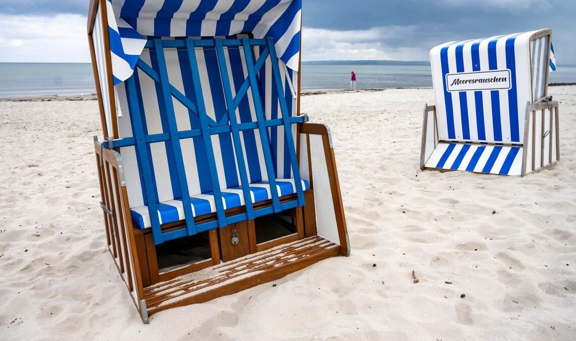 Die Strandkörbe auf Rügen sind noch verschlossen.