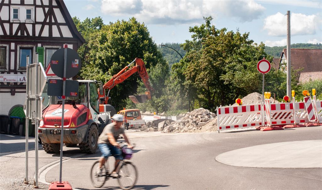 Die Straße „Unterm Berg“: Ab Montag soll für fünf, sechs Wochen die Durchfahrt aus Richtung Lomersheim möglich sein. Foto: Fotomoment