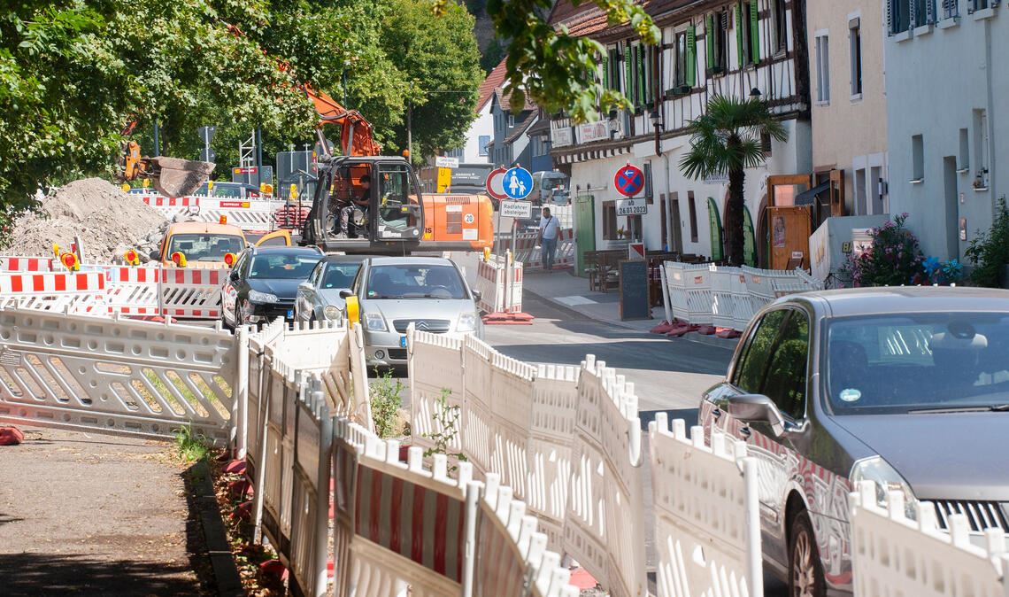 „Unterm Berg“ wird halbseitig geöffnet Die Straße „Unterm Berg“ als Baustelle: Ab Montag soll für fünf, sechs Wochen die Durchfahrt aus Richtung Lomersheim möglich sein. Foto: Fotomoment