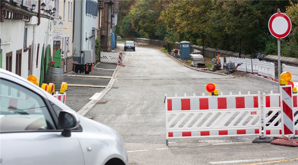 Die Straße „Unterm Berg“ ist demnächst fertig, aber ruhiger wird es rund um die Brückenbaustelle noch lange nicht. Foto: Fotomoment