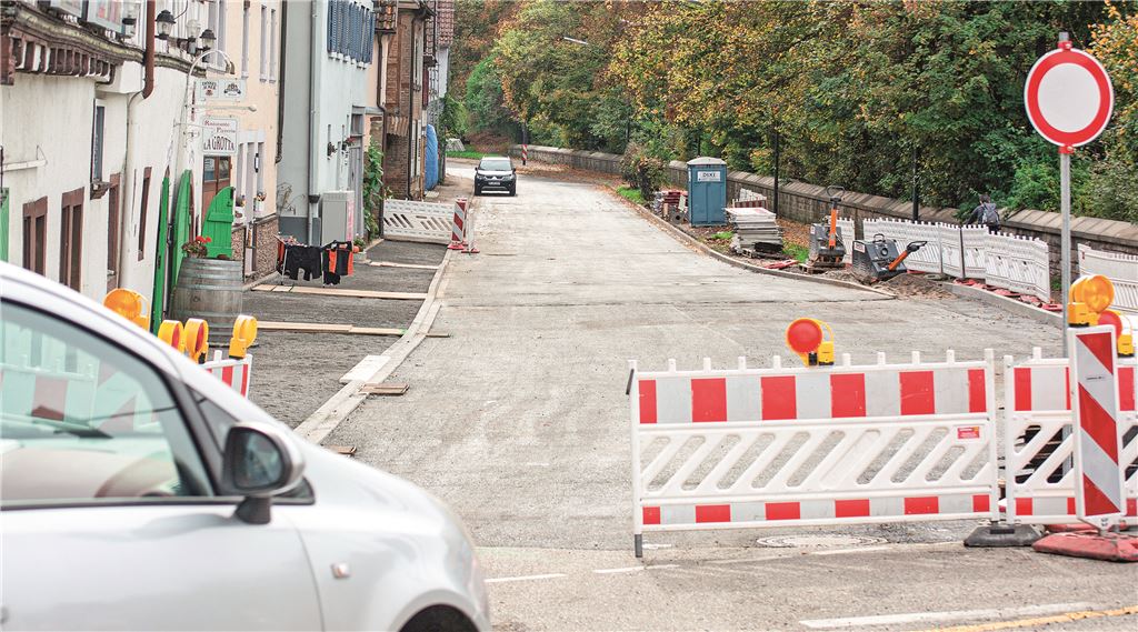 Die Straße „Unterm Berg“ ist demnächst fertig, aber ruhiger wird es rund um die Brückenbaustelle noch lange nicht. Foto: Fotomoment