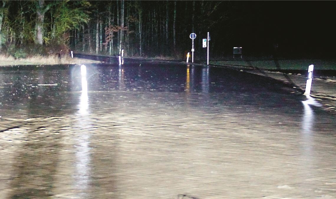 Starkregen richtet große Schäden an Die Straße zwischen Ölbronn und Dürrn war in der Nacht auf Montag unpassierbar. Foto: SDMG