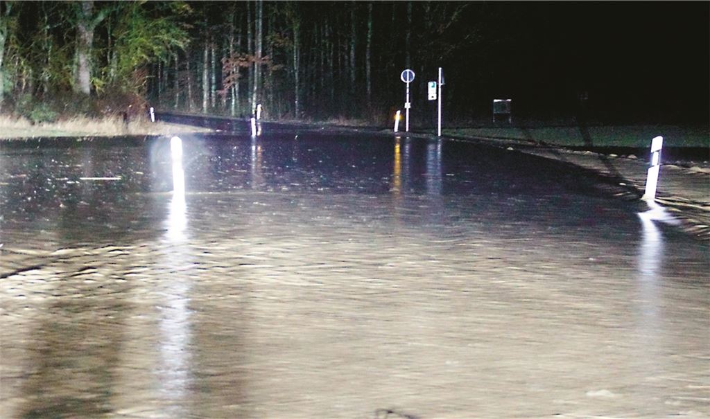 Die Straße zwischen Ölbronn und Dürrn war in der Nacht auf Montag unpassierbar. Foto: SDMG