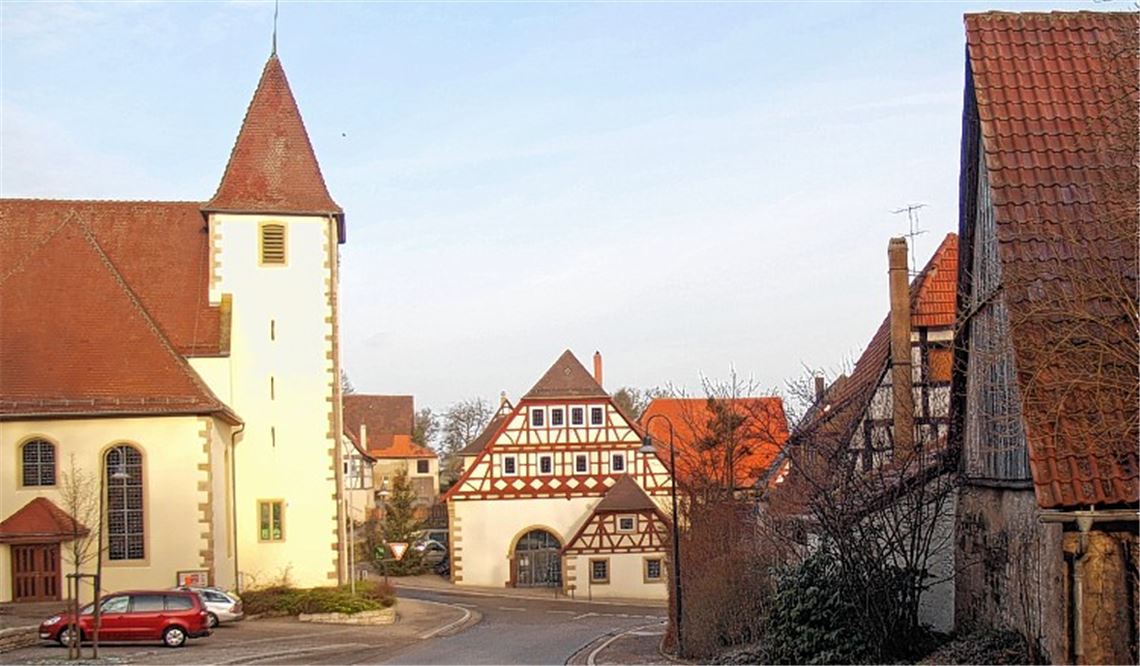 Die Straßen im Ort führen direkt auf das Dürrner Rathaus zu (mittleres Gebäude) – doch wer wird über diese Wege künftig seinen Arbeitsplatz als Bürgermeister erreichen?