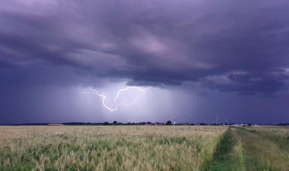 Verkehr am Bodensee wegen Unwetter weiterhin beeinträchtigt Die Straßen sind auch am Tag nach dem Unwetter noch nicht sicher passierbar. (Symbolbild)