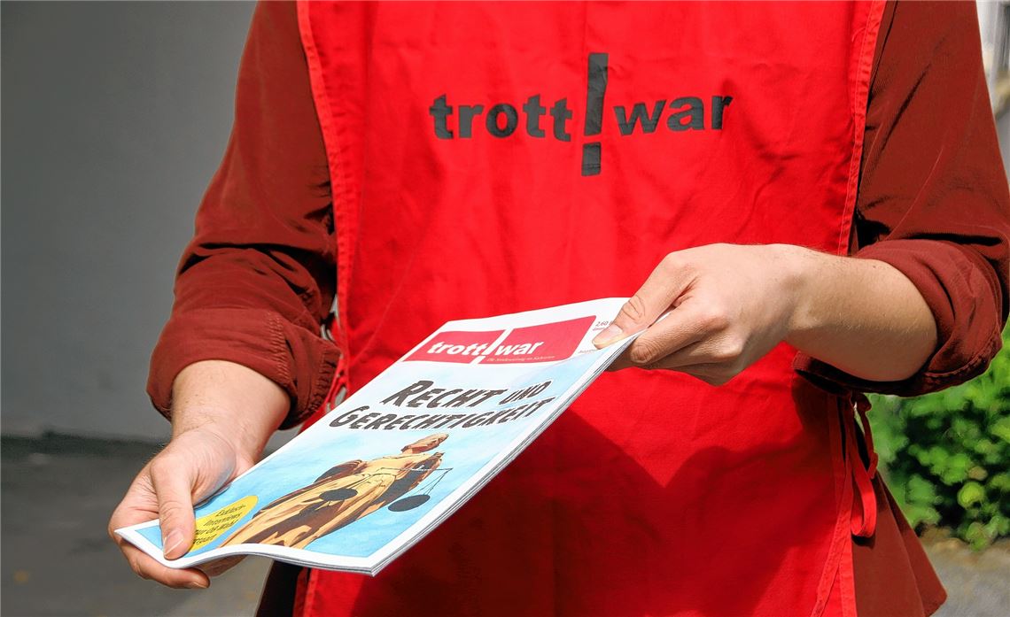 Die Straßenzeitung „Trott-war“ erscheint jetzt auch in Pforzheim. Foto: Sylvia Rizvi/Trott-war