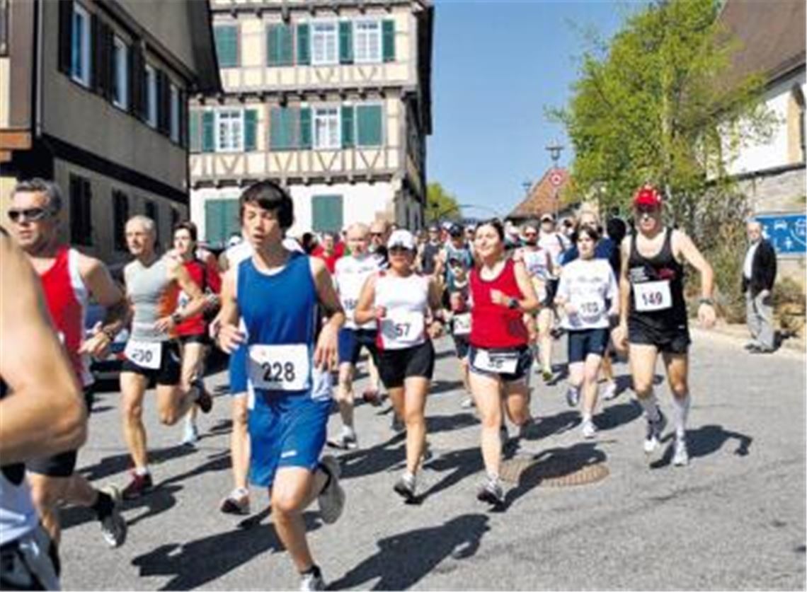Die Strecke beim Illinger Citylauf führt vom Schulhof aus die Kirchstraße hinab. Um den Gottesdienst nicht zu stören, war als früheste Startzeit 11 Uhr vereinbart.
Archivfoto: Stahlfeld