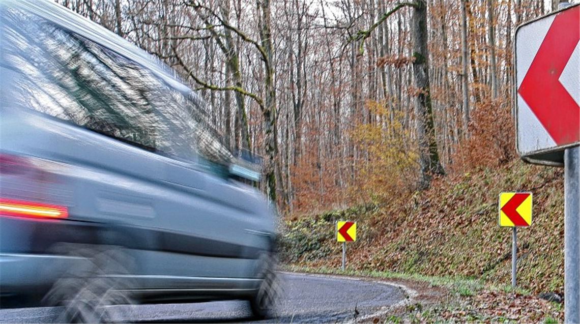 Die Strecke zwischen Dürrmenz und Pinache gilt als gefährlich. Hier reagierten die Behörden mit Tempolimits. Neben überhöhter Geschwindigkeit und Alkohol am Steuer zeigt die Unfallstatistik der Polizei, dass es in Sachen Sicherheit auch auf anderen Feldern etwas zu tun gibt. So tragen erwachsene Radfahrer häufig keinen Helm, zudem ist die Fraktion der Gurtmuffel immer noch groß.