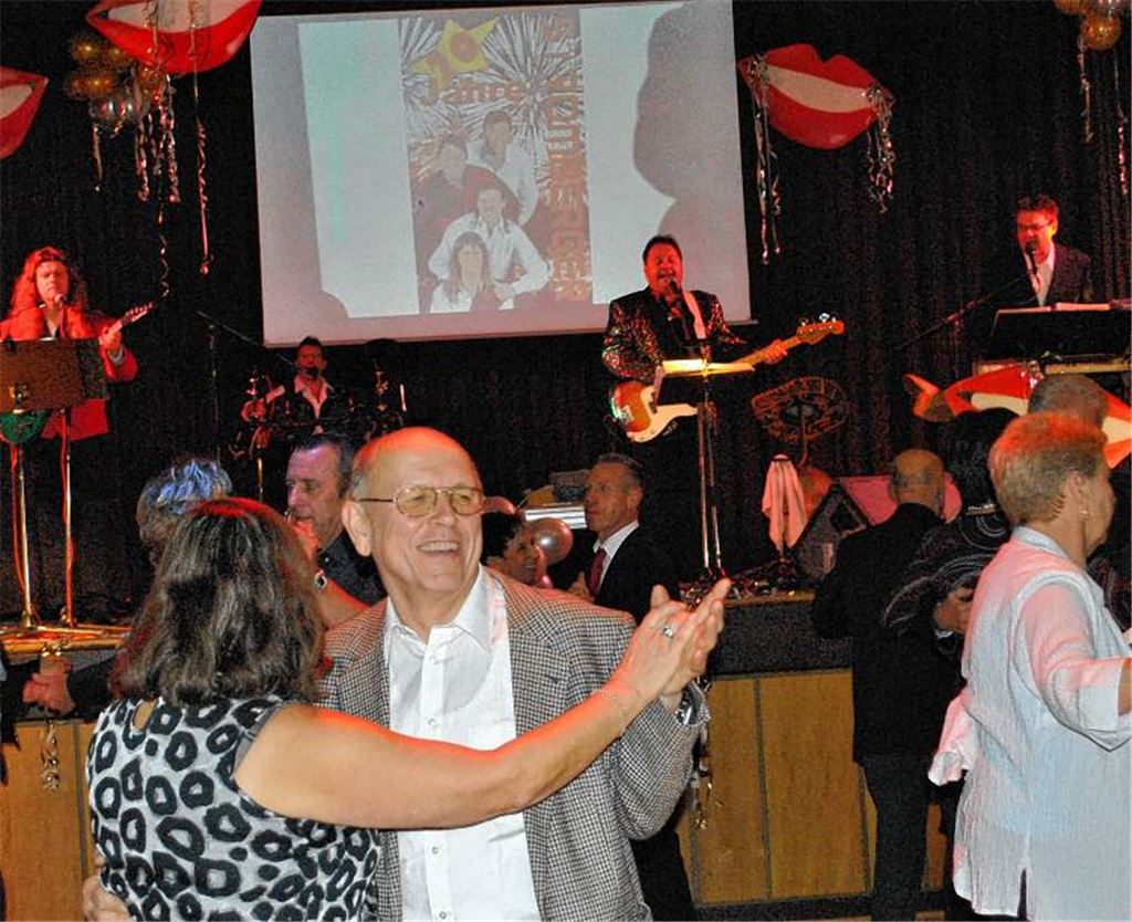 „Die Stromberger“ Michael Gutjahr (v.re.), Matthias Pelz, Uwe Pelz und Uwe Siegmund laden zum musikalischen Jahreswechsel ein und bescheren den zahlreichen Gästen in der Ötisheimer Erlentalhalle beim Silvester-Musikantenwirt ein schwungvolles Programm.