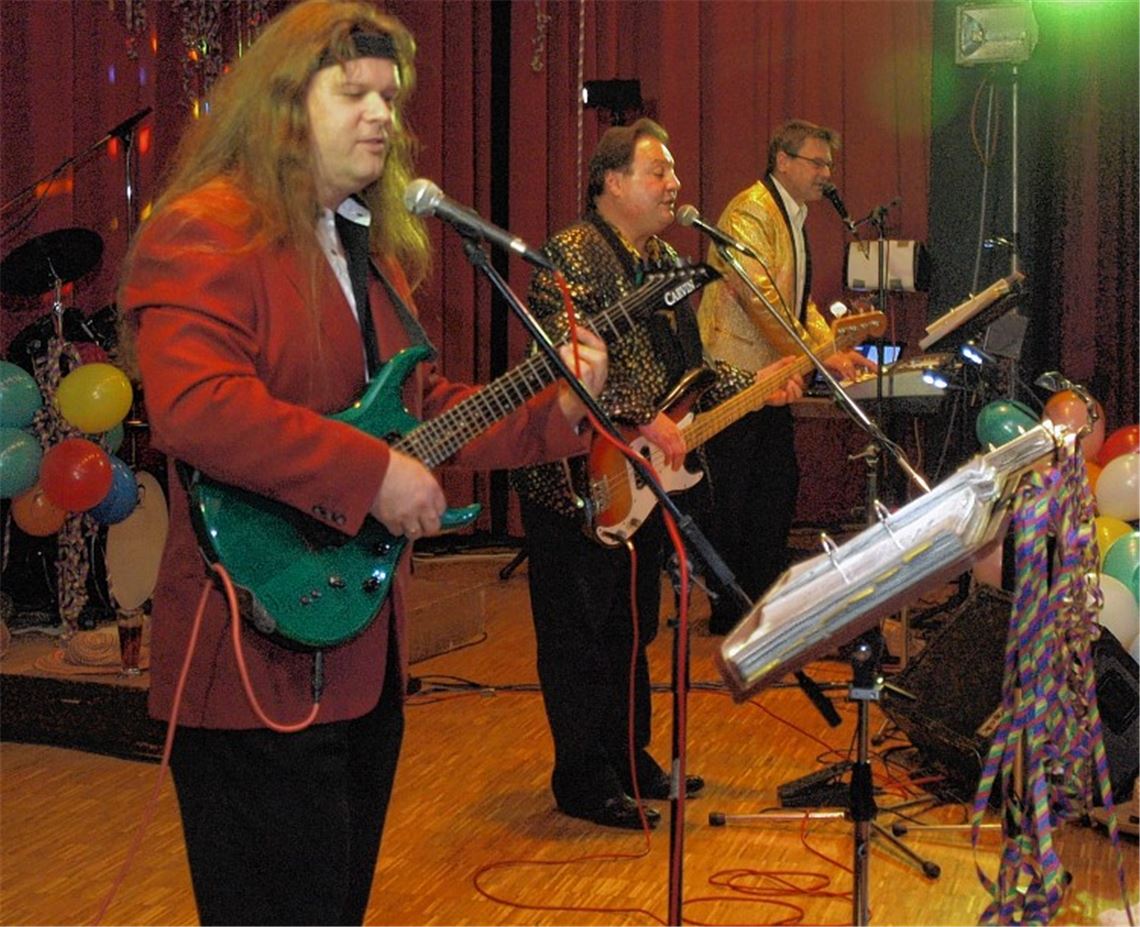 Die Stromberger haben mit ihren Fans in der Erlentalhalle Silvester gefeiert.