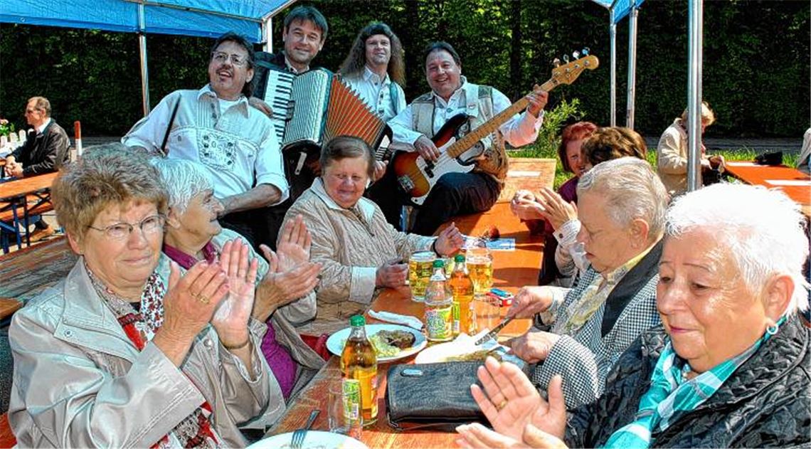 Die Stromberger laden in ihrem Jubiläumsjahr zum traditionellen Vatertags-Biergarten. An der Ötisheimer Erlentalhalle erfreut auch „d’gloi B’setzong“ mit dem ehemaligen Stromberger Georg Stehr (re.) die Zuhörer.
