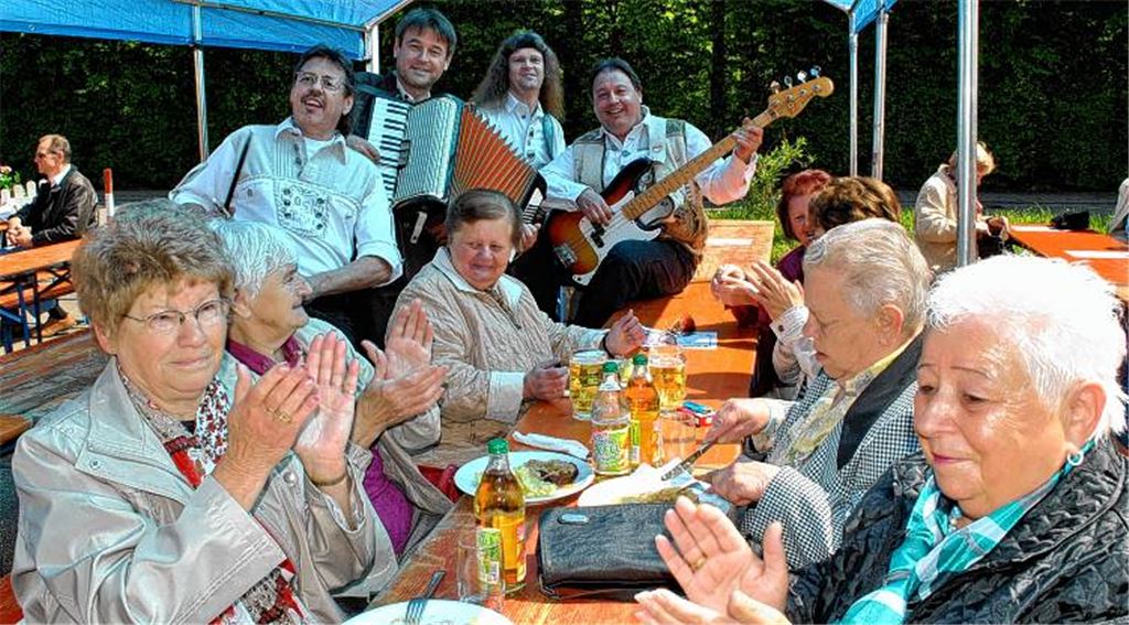 Die Stromberger laden in ihrem Jubiläumsjahr zum traditionellen Vatertags-Biergarten. An der Ötisheimer Erlentalhalle erfreut auch „d’gloi B’setzong“ mit dem ehemaligen Stromberger Georg Stehr (re.) die Zuhörer.