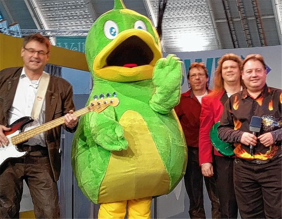 Die Stromberger mit Gartenschau-Maskottchen Enzle haben die Werbetrommel gerührt.