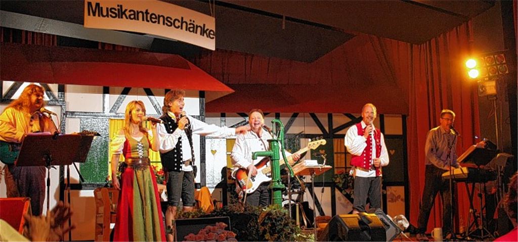 Die Stromberger und die Schäfer gestalten einen stimmungsvollen Abend. In der Erlentalhalle kommt dabei Festzeltstimmung à la Münchner Oktoberfest auf.