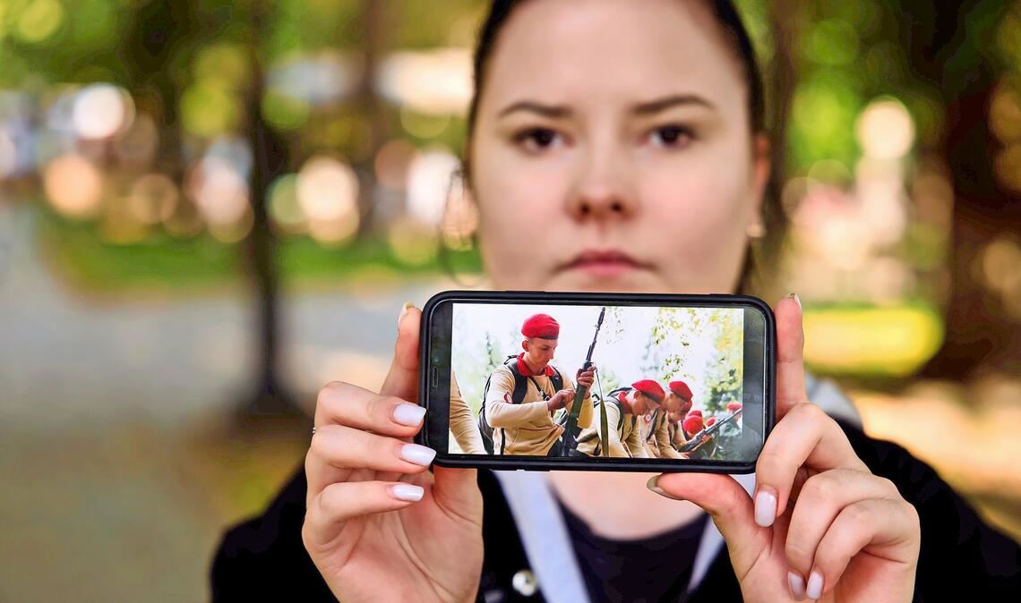 Die Studentin Ksenia zeigt Bilder der russischen Jugendarmee – wo ihr jüngerer Bruder beinahe ebenfalls gelandet wäre.