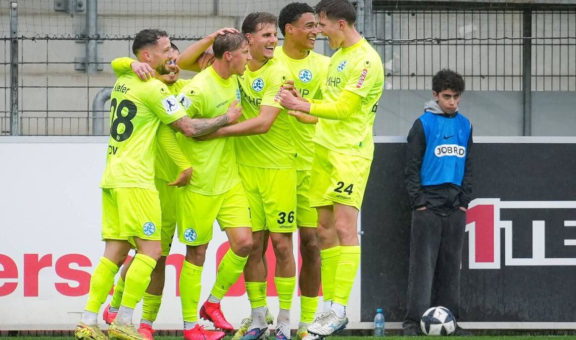 Die Stuttgarter Kickers können  im Dreisamstadion drei Tore bejubeln.