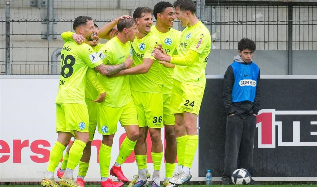 Die Stuttgarter Kickers können  im Dreisamstadion drei Tore bejubeln.