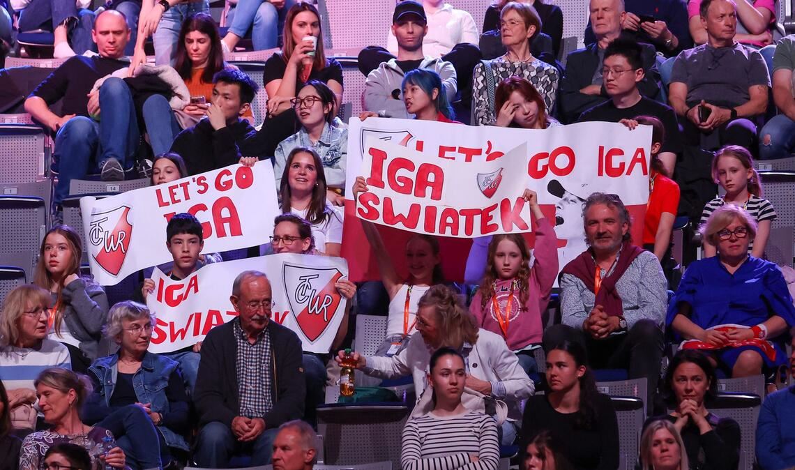 Die Stuttgarter Porsche-Arena ist während dem Turnier gut besucht. Von Donnerstag bis Sonntag ist die Halle komplett ausverkauft, insgesamt finden 34 000 Zuschauer während der neun Turnier-Tage den Weg in die Arena im Neckarpark. Teilweise sind die Fans mit Plakaten ausgerüstet, um die Tennis-Stars wie hier Iga Swiatek anzufeuern.